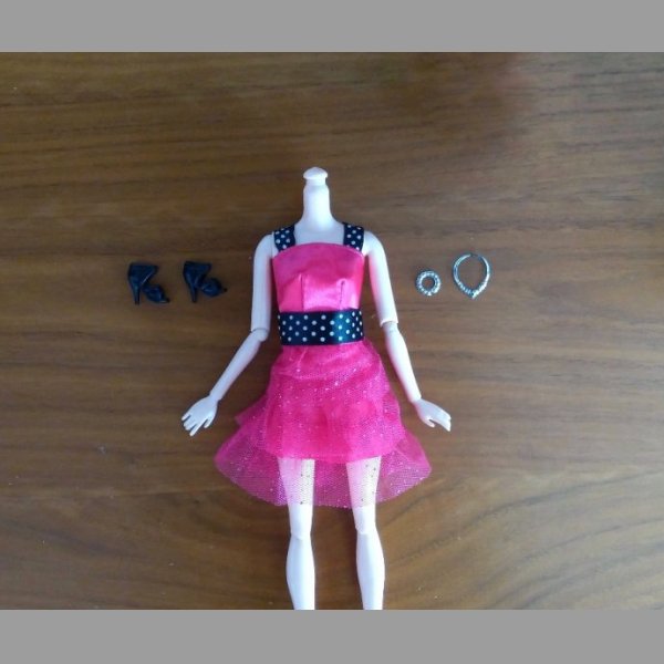 NOVE Set pro panenku Barbie, šaty + boty + 2 šperky