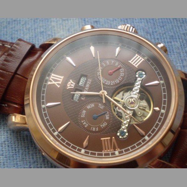 pánské hodinky s multifunkčním ciferníkem a datumem a rokem
