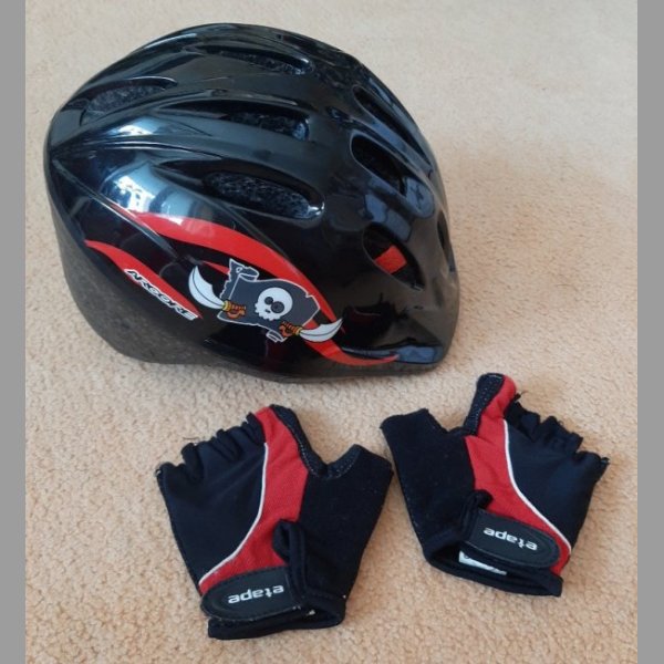 Chlapecká cyklistická helma a rukavice