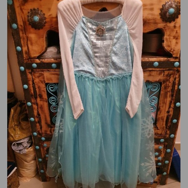 Frozen šaty Disney s brozi, která zpívá Let it go
