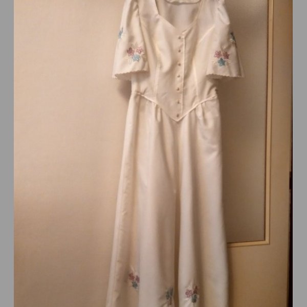 Dlouhé bílé šaty s vyšívanymi kytičkami