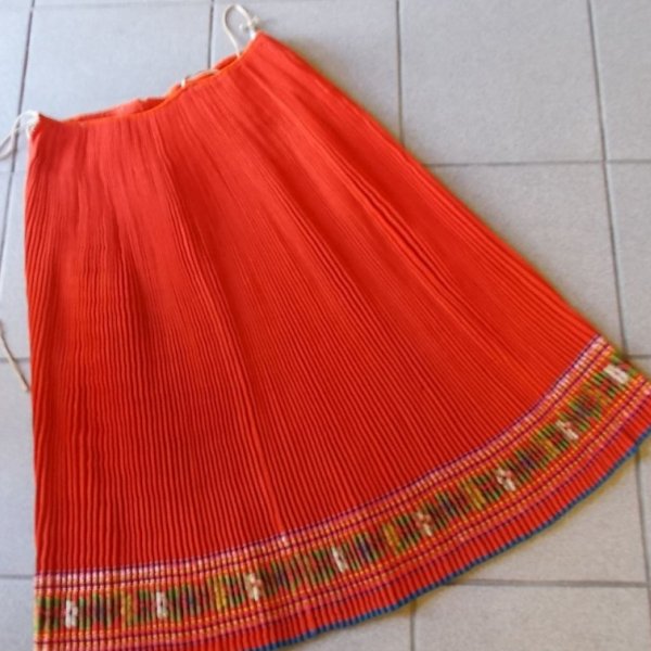 Chodský kroj, červená plisovaná vlněná sukně zvaná šerka