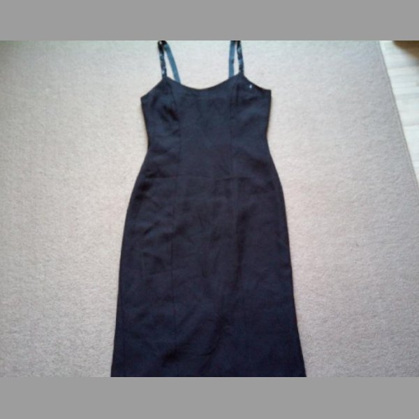 Klasické černé pouzdrové šaty