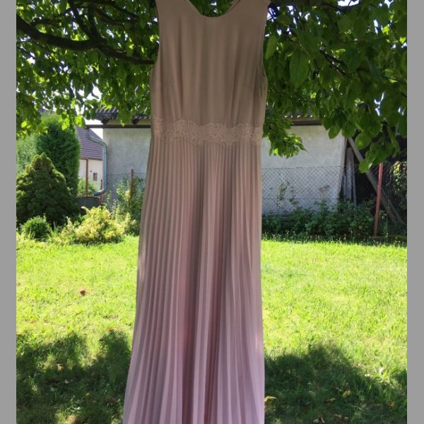 Dlouhé maxi šaty s plisovanou sukní