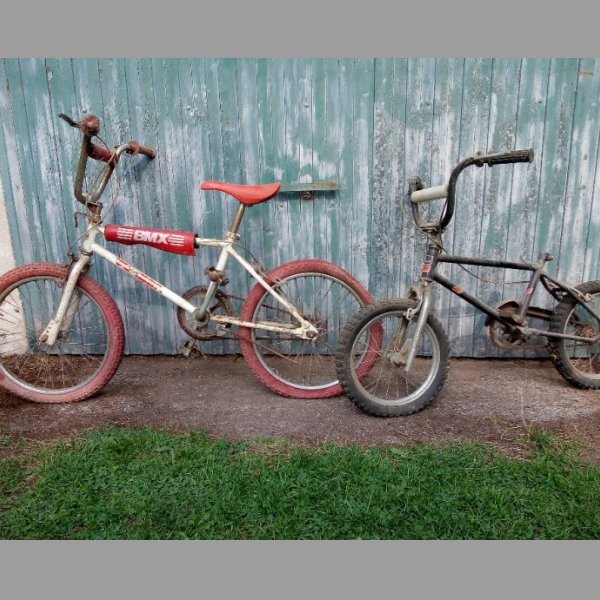 Dvě stará dětská kola BMX
