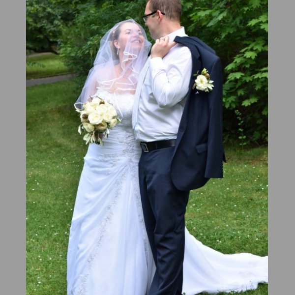 Nádherné svatební šaty s vlečkou