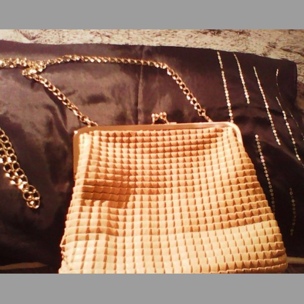 Nová luxusní společenská kabelka se zdobným povrchem v