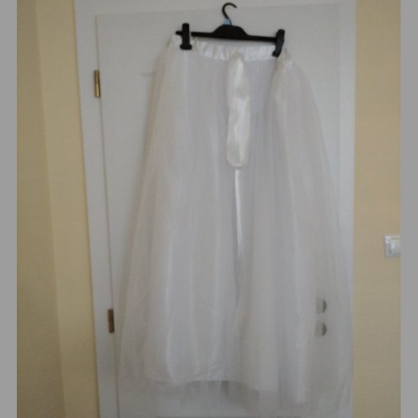 Tylová svatební sukně