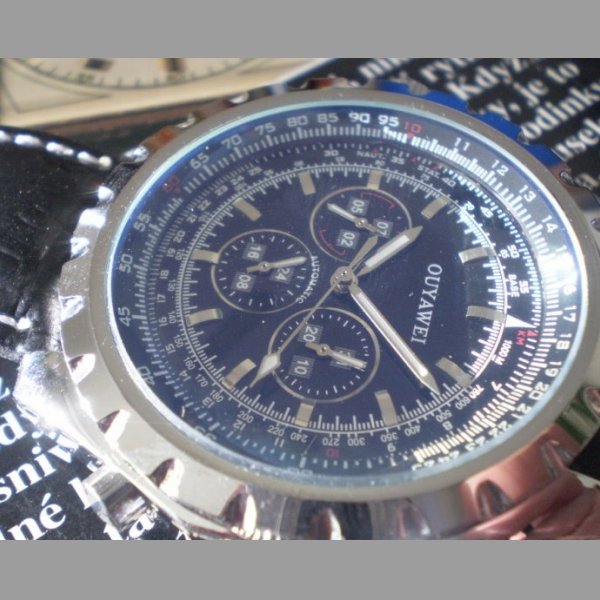 pánské hodinky s multifunkčním ciferníkem a datumem a dnem W