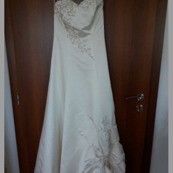 Elegantní svatební šaty pro drobnou nevěstu